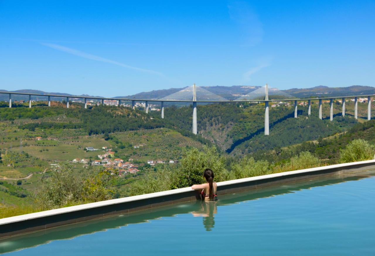 Mw Douro Wine & Spa Santa Marta de Penaguiao Luaran gambar View of the bridge from the swimming pool of the hotel