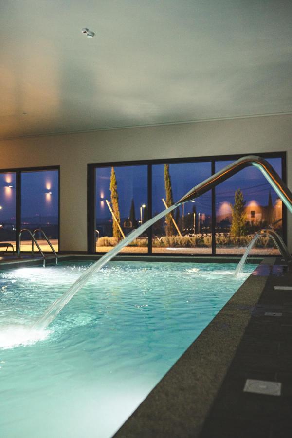 Mw Douro Wine & Spa Santa Marta de Penaguiao Luaran gambar The swimming pool at the hotel