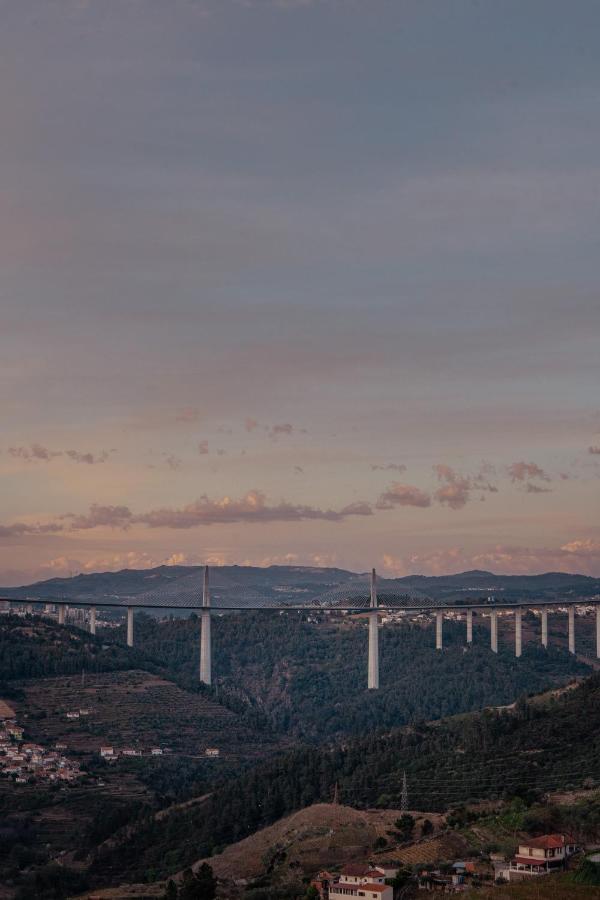 Mw Douro Wine & Spa Santa Marta de Penaguiao Luaran gambar View of the bridge from the observation deck