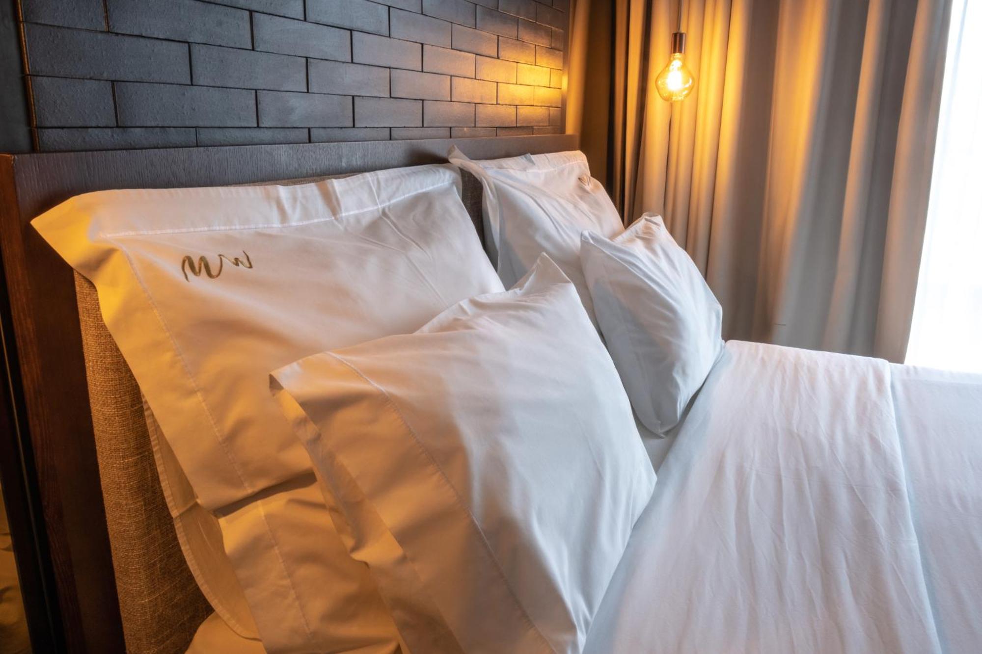 Mw Douro Wine & Spa Santa Marta de Penaguiao Luaran gambar A bed with white sheets