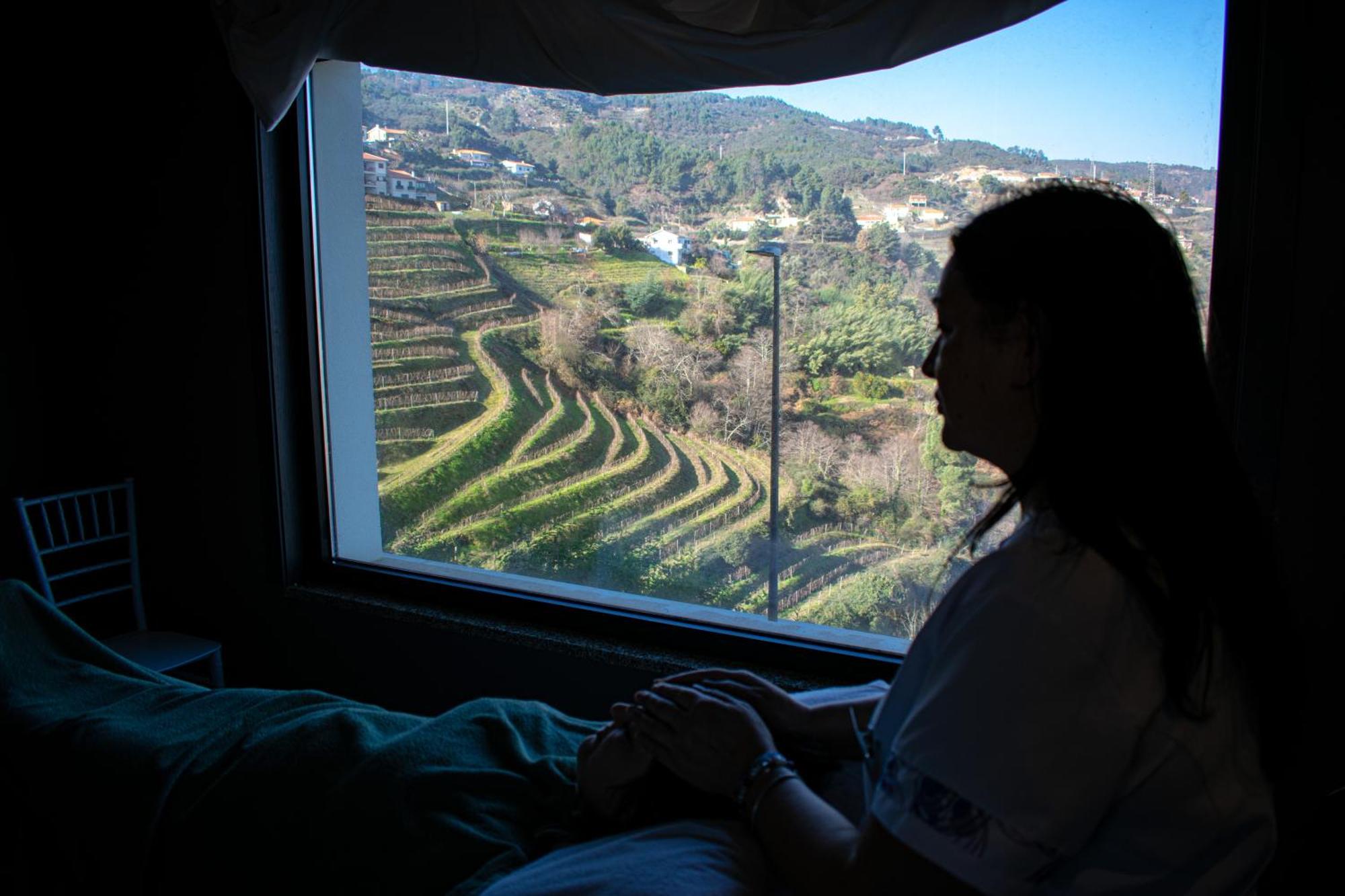 Mw Douro Wine & Spa Santa Marta de Penaguiao Luaran gambar A woman looking out of a window