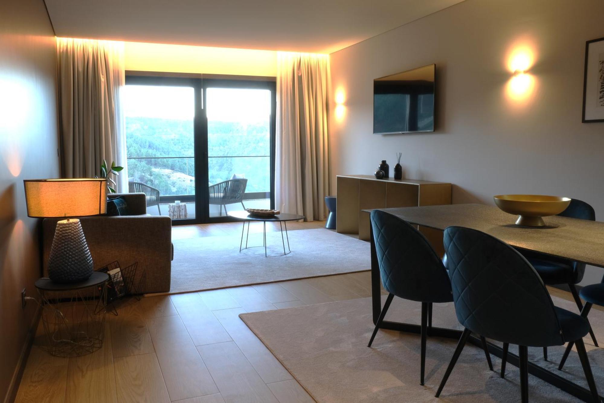 Mw Douro Wine & Spa Santa Marta de Penaguiao Luaran gambar A suite at the hotel